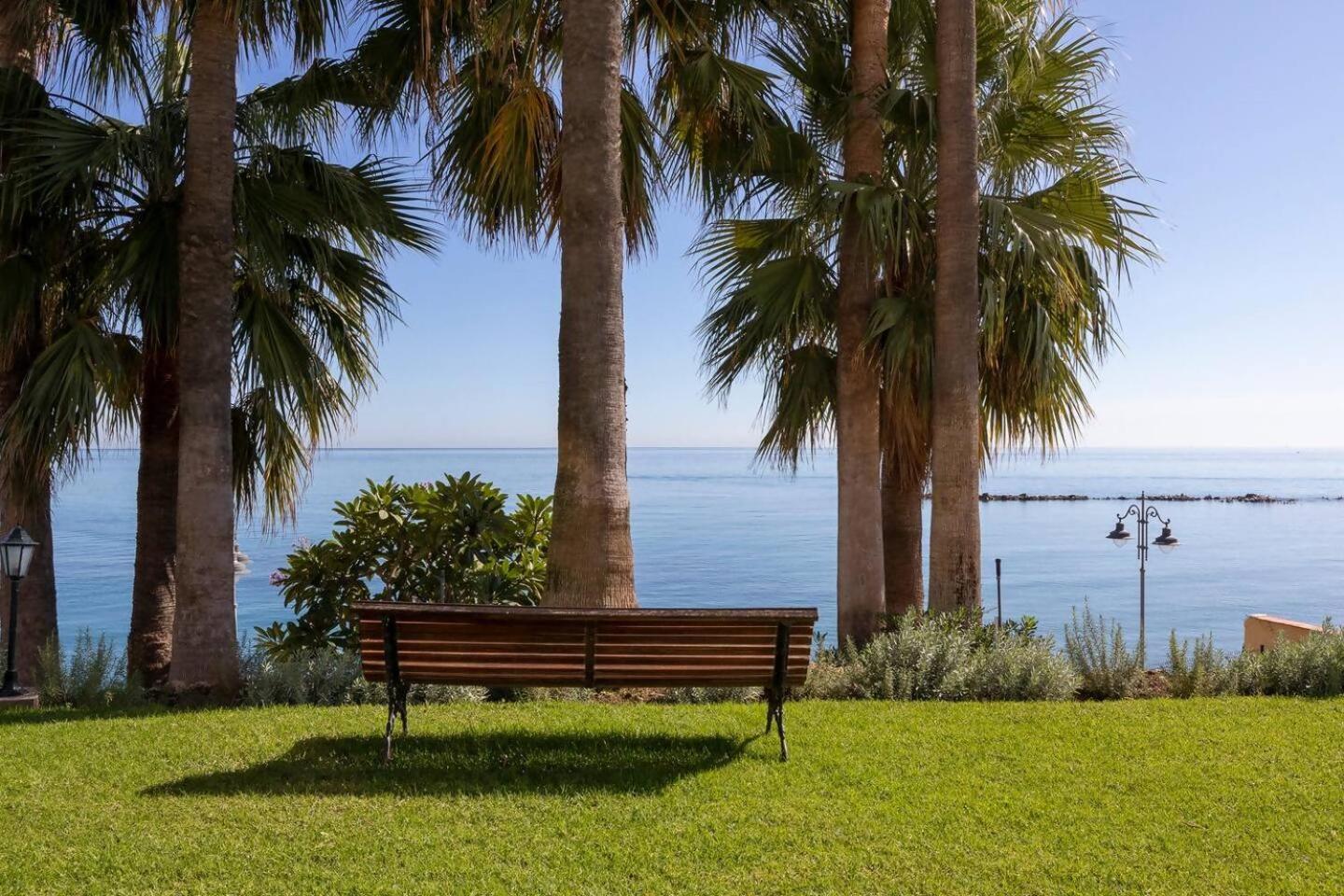 Stunning Apartment 50 Meters From The Sea Benalmádena Esterno foto