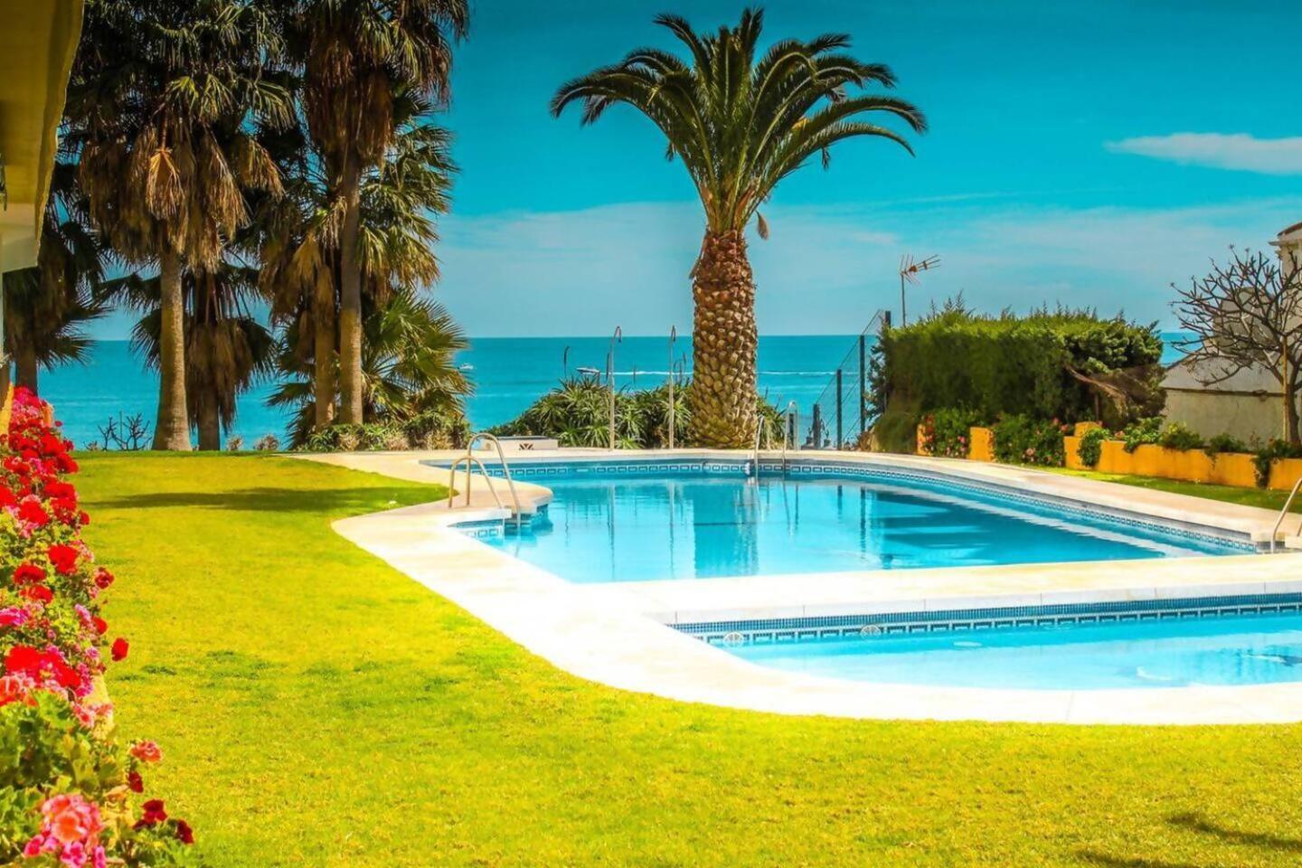 Stunning Apartment 50 Meters From The Sea Benalmádena Esterno foto
